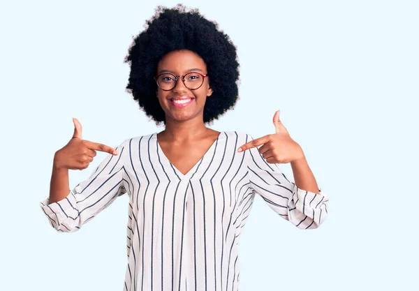 Genç Afrikalı Amerikalı Kadın Günlük Kıyafetler Gözlük Takıyor Kendine Güvenen — Stok fotoğraf