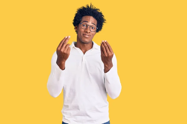 Bonito Homem Afro Americano Com Cabelo Afro Vestindo Roupas Casuais — Fotografia de Stock