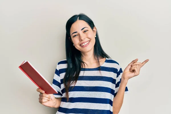 Linda Jovem Leitura Livro Sorrindo Feliz Apontando Com Mão Dedo — Fotografia de Stock