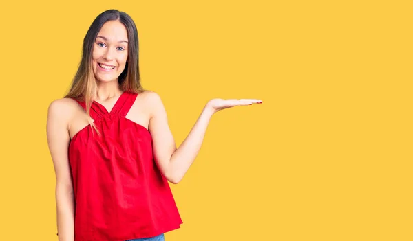 Hermosa Joven Morena Vistiendo Ropa Casual Sonriente Alegre Presentando Señalando — Foto de Stock