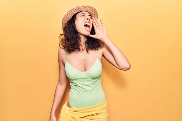 Young Beautiful Hispanic Woman Wearing Swimwear Summer Hat Shouting Screaming — Stock Photo, Image
