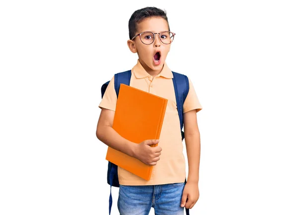 Ragazzino Carino Che Indossa Borsa Della Scuola Tiene Libro Spaventato — Foto Stock