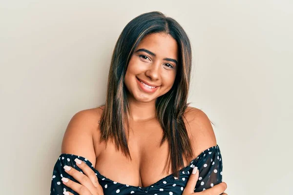 Junges Lateinisches Mädchen Lässiger Kleidung Mit Fröhlichem Gesicht Das Mit — Stockfoto