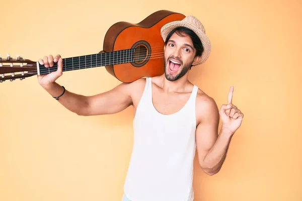 Homem Hispânico Bonito Com Guitarra Clássica Sorrindo Com Uma Ideia — Fotografia de Stock