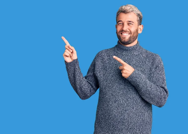 Joven Hombre Rubio Guapo Usando Suéter Casual Sonriendo Mirando Cámara —  Fotos de Stock