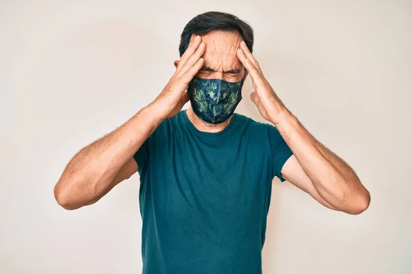 Homme Hispanique Moyen Âge Portant Masque Protection Covid Souffrant Maux — Photo