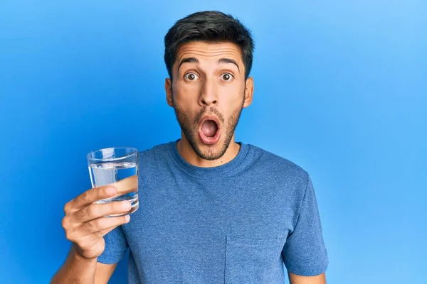Joven Hombre Guapo Bebiendo Vaso Agua Asustado Sorprendido Con Boca —  Fotos de Stock