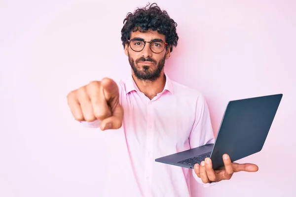 Beau Jeune Homme Aux Cheveux Bouclés Ours Travaillant Aide Ordinateur — Photo