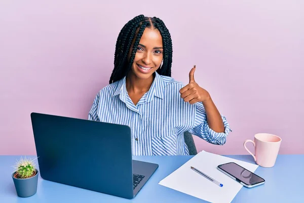 Hermosa Mujer Hispana Que Trabaja Oficina Con Ordenador Portátil Sonriendo —  Fotos de Stock