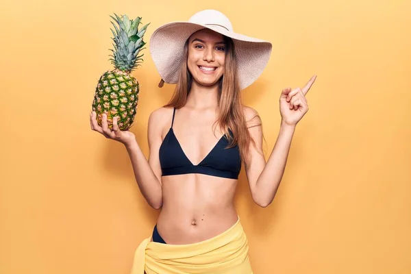 Ung Vacker Flicka Klädd Bikini Och Hatt Håller Ananas Leende — Stockfoto