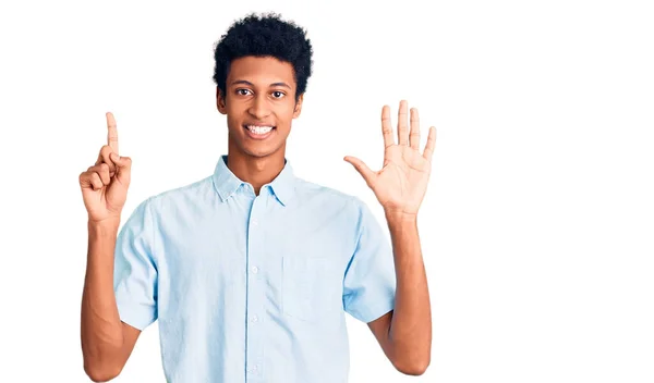 自信を持って幸せな笑顔ながら 若いアフリカ系アメリカ人の男性は カジュアルな服を着て指の数6を示すと指摘 — ストック写真