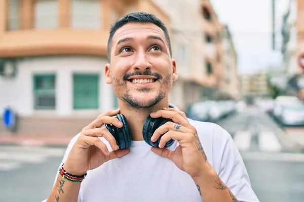 Genç Spanyol Adam Gülümsüyor Mutlu Bir Şekilde Müzik Dinliyor Şehir — Stok fotoğraf