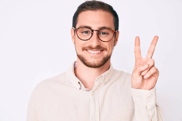 Mladý Pohledný Muž Neformálním Oblečení Brýlích Usmívající Šťastnou Tváří Mrkající — Stock fotografie