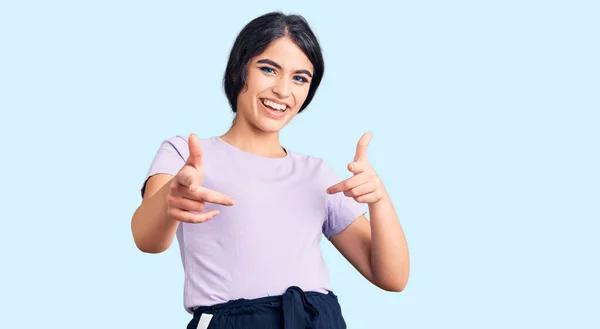 Ragazza Bruna Adolescente Che Indossa Vestiti Casual Puntando Dito Verso — Foto Stock