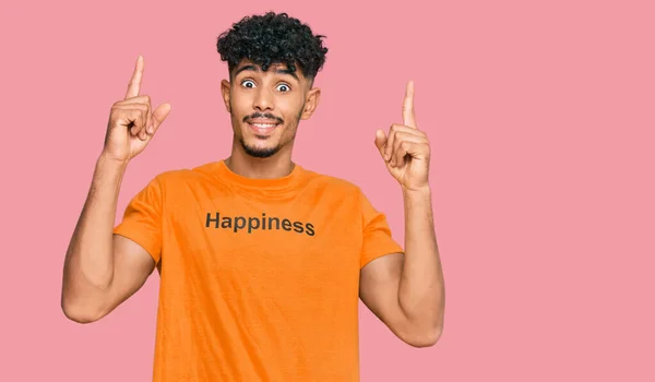 Молодий Арабський Чоловік Сорочці Щасливим Словом Повідомлення Усміхнений Здивований Здивований — стокове фото