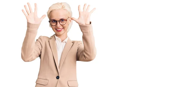 Junge Blonde Frau Businesskleidung Und Brille Zeigt Mit Finger Nummer — Stockfoto