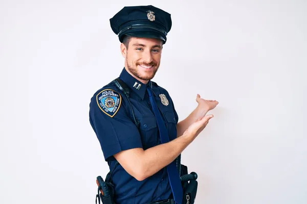 Ung Kaukasier Man Bär Polis Uniform Inbjudande Att Komma Leende — Stockfoto