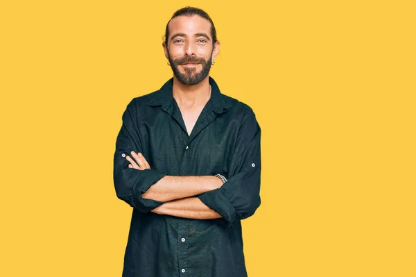 Homem Atraente Com Cabelos Longos Barba Vestindo Roupas Casuais Olhando — Fotografia de Stock