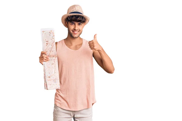 Joven Hombre Hispano Con Sombrero Verano Sosteniendo Mapa Sonriendo Feliz — Foto de Stock