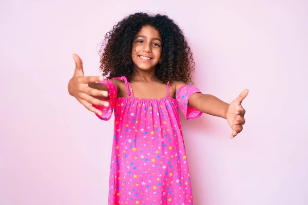 Afro Amerikaans Kind Met Krullend Haar Casual Jurk Kijkend Naar — Stockfoto