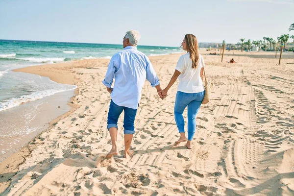 Medelåldern Latinamerikanska Par Promenader Stranden Baksidan — Stockfoto