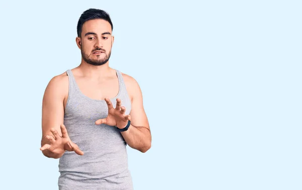 Jovem Homem Bonito Vestindo Roupa Banho Sem Mangas Shirt Expressão — Fotografia de Stock