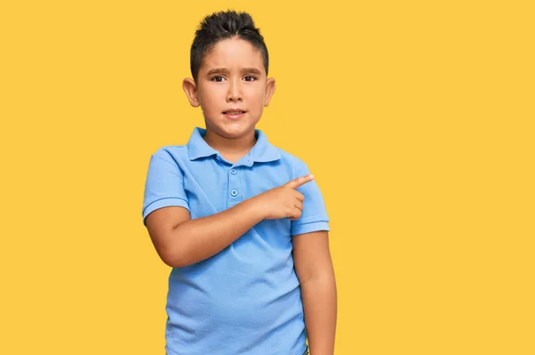 Günlük Kıyafetler Giyen Küçük Spanyol Çocuk Işaret Eden Endişeli Gergin — Stok fotoğraf