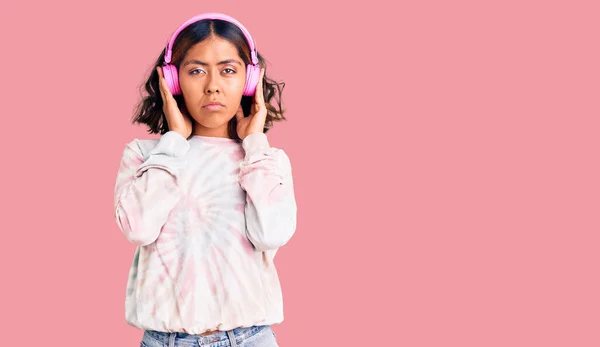 Joven Hermosa Mujer Raza Mixta Escuchando Música Usando Auriculares Actitud — Foto de Stock