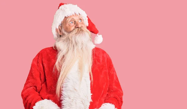 Gri Saçlı Uzun Sakallı Geleneksel Noel Baba Kostümü Giyen Gülümseyen — Stok fotoğraf