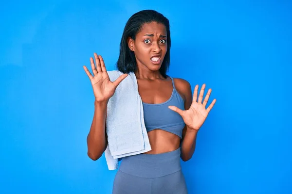 Genç Afro Amerikan Kadın Spor Giysisi Giyiyor Korkudan Dehşete Düşmüş — Stok fotoğraf