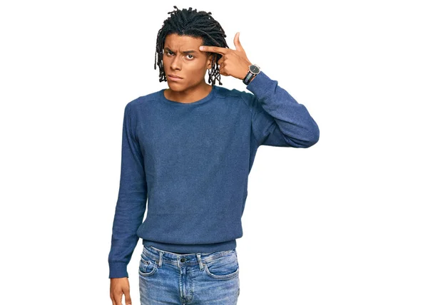 年轻的非洲裔美国男人穿着宽松的冬季毛衣 不高兴地指出额头上的粉刺 丑陋的黑头感染 粉刺和皮肤问题 — 图库照片