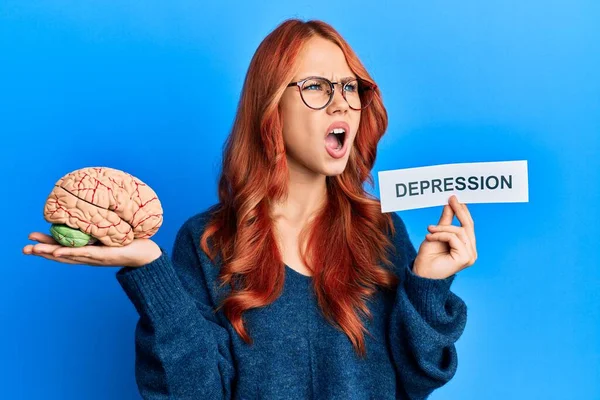 Mujer Pelirroja Joven Sosteniendo Cerebro Depresión Texto Enojado Loco Gritando — Foto de Stock
