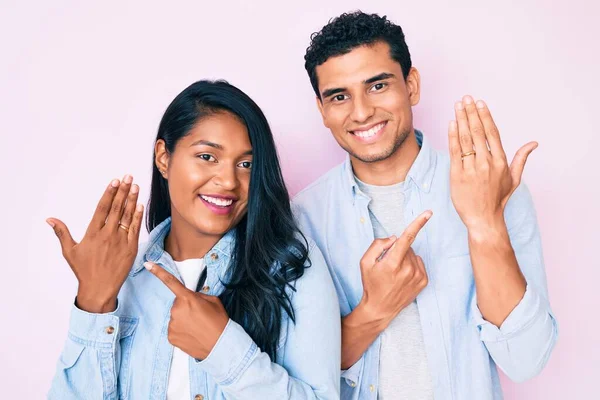 Vackra Latinska Unga Par Bär Förlovningsring Leende Glad Pekar Med — Stockfoto