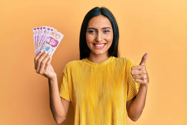 Jonge Brunette Vrouw Met Mexicaanse Peso Bankbiljetten Glimlachen Gelukkig Positief — Stockfoto