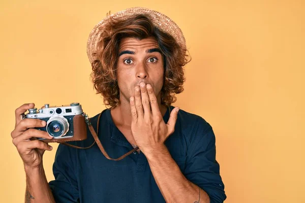 Νεαρός Ισπανός Άνδρας Φορώντας Καπέλο Κρατώντας Vintage Κάμερα Που Καλύπτει — Φωτογραφία Αρχείου
