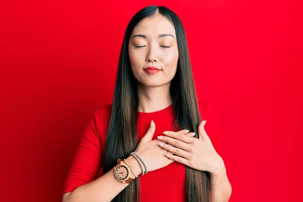 Jovem Chinesa Vestindo Roupas Casuais Sorrindo Com Mãos Peito Olhos — Fotografia de Stock