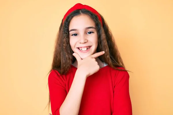 Menina Bonito Hispânico Criança Vestindo Roupas Casuais Diadema Olhando Confiante — Fotografia de Stock