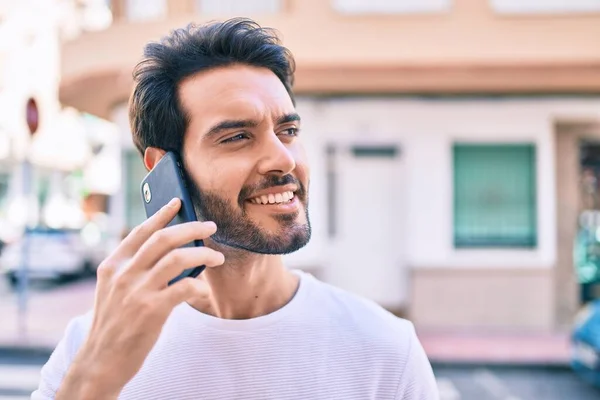 Jeune Homme Hispanique Souriant Heureux Parler Sur Smartphone Ville — Photo