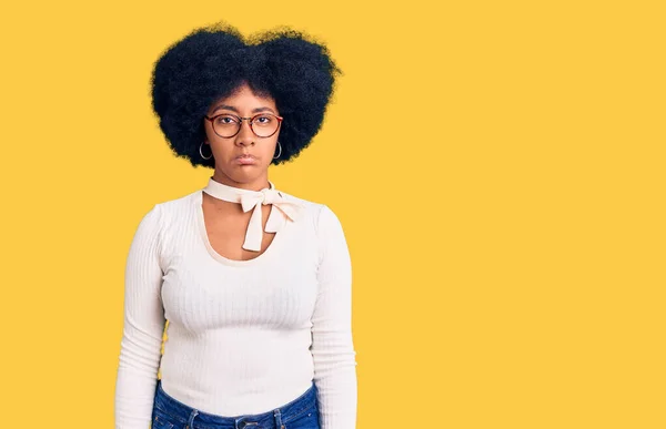 Fiatal Afro Amerikai Lány Alkalmi Ruhát Szemüveget Visel Depressziós Aggódik — Stock Fotó