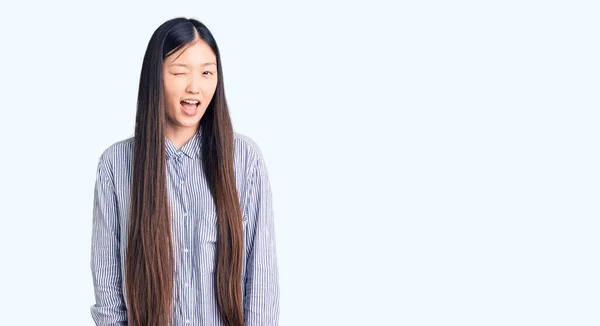 Jovem Mulher Chinesa Bonita Vestindo Camisa Casual Piscando Olhando Para — Fotografia de Stock