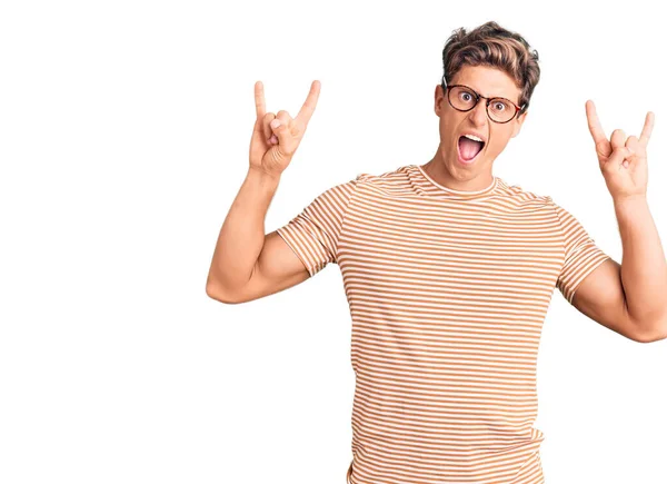 Homem Bonito Jovem Vestindo Roupas Casuais Óculos Gritando Com Expressão — Fotografia de Stock