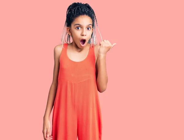 Söt Afrikansk Amerikansk Flicka Bär Casual Kläder Förvånad Pekar Med — Stockfoto