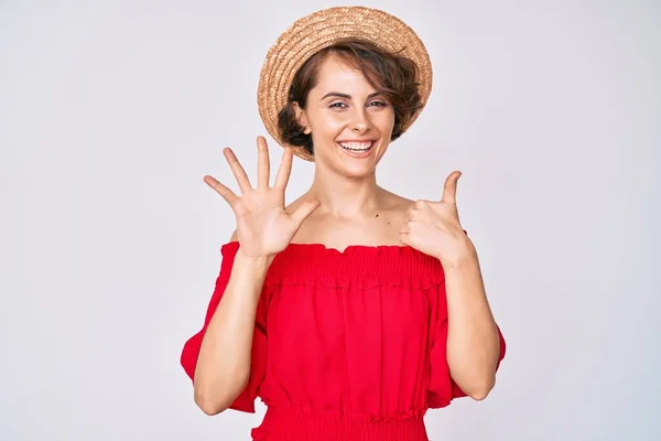 Молода Іспаномовна Жінка Літньому Капелюсі Показує Вказує Пальцями Номер Шість — стокове фото
