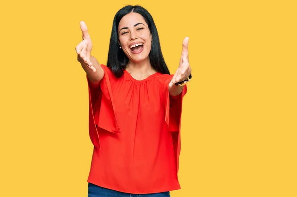 Mooie Jonge Vrouw Die Casual Kleren Draagt Naar Camera Kijkt — Stockfoto