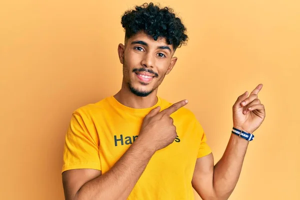 Mutluluk Mesajı Içeren Tişört Giyen Genç Arap Yakışıklı Adam Gülümseyip — Stok fotoğraf