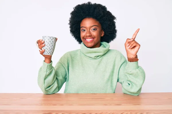 Joven Mujer Afroamericana Bebiendo Taza Café Sonriendo Feliz Señalando Con — Foto de Stock