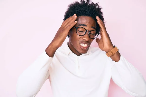 Snygg Afrikansk Amerikansk Man Med Afro Hår Bär Business Shirt — Stockfoto