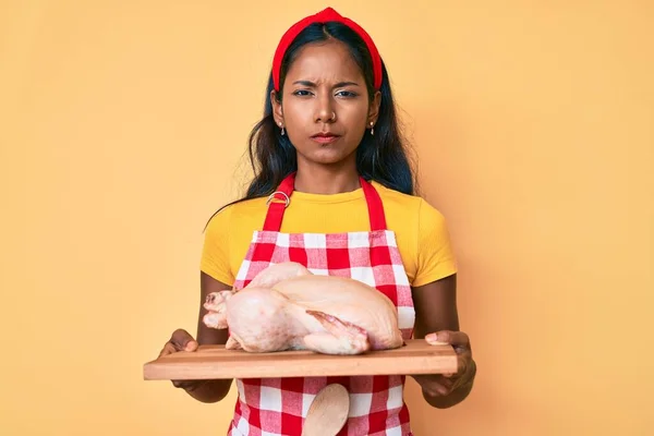 Genç Hintli Kız Aşçı Önlüğü Giyiyor Elinde Kuşkucu Gergin Bir — Stok fotoğraf