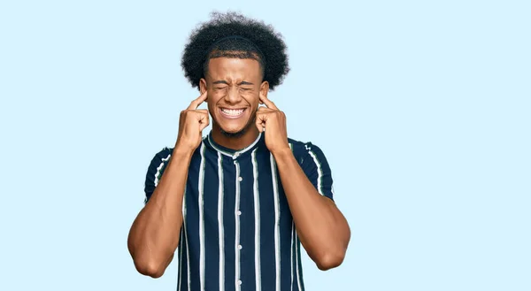 Hombre Afroamericano Con Pelo Afro Vistiendo Ropa Casual Cubriendo Oídos — Foto de Stock