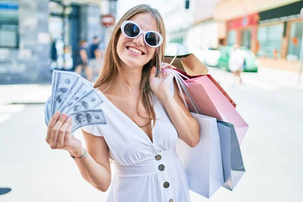 Mladá Blondýna Žena Úsměvem Šťastný Držení Nákupních Tašek Dolarů Bankovky — Stock fotografie